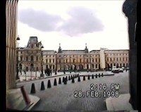 Paříž, vjezd do Louvru, z videa ´98