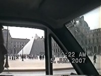 Paříž, pyramida v Louvru, z videa ´98