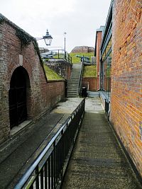 Vlevo podzemní tunel k palpostům a technickému zázemí