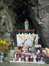 Svatá Maria ve Skále, Lurdská jeskyně