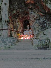 Noční osvětlení lurdské jeskyně P.Marie