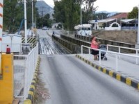 Řecko, Korintský průplav, auta jezdí po vynořeném mostě
