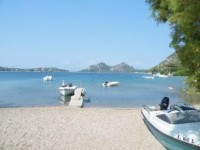 Řecko, slané jezero Limni na místě propadu kusu země po zemětřesení