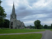 Anglie, zřícenina opatství Fountains Abbey - kostel St.Mary´s v oboře