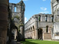 Anglie, zřícenina opatství Fountains Abbey