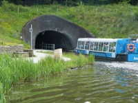 Skotsko, Falkirk Wheel, člun pokračuje do tunelu směr Edinburgh