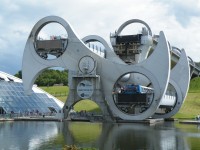 Skotsko, Falkirk Wheel, rotační výtah na lodě-čelní pohled, lodě se přemisťují 