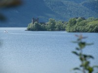 Skotsko, v pozadí hrad Urquhard u Loch Ness