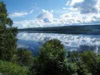 Skotsko, blankytně modré bájné jezero Loch Ness
