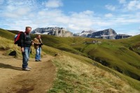 Cesta F-A Weg, v popředí Gr.Sella,vzadu s ledovcem Marmolad