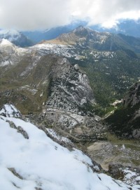Pohled z Lagazuoi dolů na Passo Falzarego