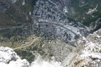 Pohled z Rif.Lagazuoi 2752m dolů na Passo Falzarego