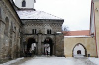 Třebíč, Vlevo vstupní část baziliky, vpravo zámecká brána,