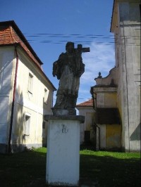 Dolní Lukavice, sv. Jan Nepomucký před kostelem