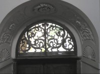 Portál a ozdobný štuk nad vchodem do východního křídla zámku