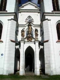Gotizující vstupní portál chrámu Narození p. Marie J.B.Santiniho  v Želivi