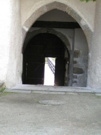 Zadní brána hradu (směřující k Tereziinu údolí))