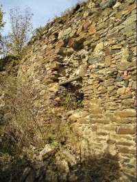 Samodestrukce hradební zdi