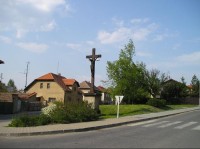 Dolní Břežany, kříž na horním konci obce