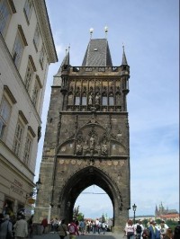 Mostecká věž na pravém břehu Vltavy