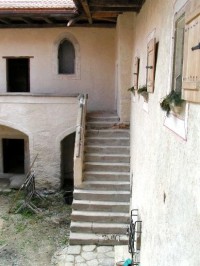 Cuknštejn, čelní pohled na schodiště a zbytek původní kaple
