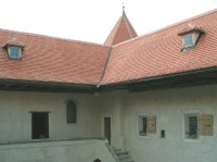 Cuknštejn, zbytek zámecké kaple, v pozadí osmiboká  obranná věž