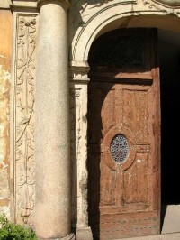 Ozdobný portál a vstup do hlavní budovy zámku