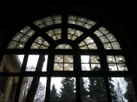 Okno ve vstupní hale se zbytky vitráže