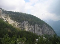 Pohoří Dachstein s jeskynním systémem ze zkrasovatělých vápenců: Horská skupina v Salcburských alpách, Mamutí a Ledová jeskyně.Mamutí jeskyně až 20 km dlouhá, dómy až 40 m vysoké, Leodová jeskyně 2 km dlouhá, největší v Evropě.