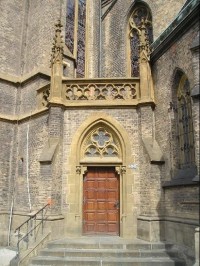 Kostel sv. Ludmily, boční vchod