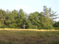 Dřevěný kříž v místech zaniklé vesnice v katastru obce Český Šternberk