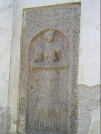 Divišov, náhrobky u kostela sv. Bartolomějel