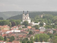 Kostel Panny Marie v Lužích, napravo od něj zřícenina Košumberk
