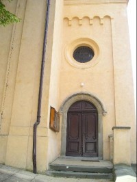 Chvaly, vhod do kostela sv. Ludmily