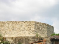 Zámek Chvaly, opravená zámecká zeď areálu