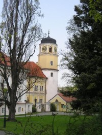 Věž vlašimského zámku ze zámeckého parku