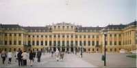 Schönbrunn: 
15 km od centra Vídně leží zámek ? letní sídlo Habsburků, jehož dějiny spadají až do 14. století. Roku 1471  zde byl postaven lovecký zámeček o jehož rozkvět se založil Maxmilián II. V 17. stol. Původní zámek vyhořel, ale Habsburkové je