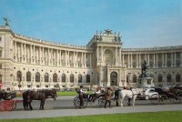 Hofburg: Hrad byl hlavním sídlem Habsburského rodu a jeho dějiny spadají až do 13. století. Původně to byl nevelký hrad, který byl postupně přistavován a ironii osudu je, že nebyl  dokončen. Nejde o jednotný komplex, ale souhrn budov nejrůznějšího ty