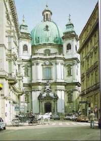 Chrám sv. Petra: Patří k nejstarším vídeňským kostelům a jeho založení je zahaleno rouškou tajemství. První zmínka pochází z r. 1137. Během 13. - 14. století byl několikrát přestavěn. Má oválný půdorys a interiér je bohatě barevně sladěn zlatou a okr