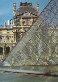 Louvre: Původní královský palác, dnes muzeum, klenotnice a archív. Skleněná pyramida je vchod z náměstí.