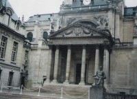 Sorbona: Vchod do univerzitního kostela, ve kterém je náhrobek kardinála Richelieu z bílého mramoru.