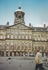 Amsterdam: Královský palác - byl původně radnicí a základní kámen byl položen r. 1648 po španělské nadvládě. Barokní stavba spočívá na 13 659 dřevěných pilotech. Je zde bohatá malířská a sochařská výzdoba, cenný empírový nábytek, hodiny a lustry.