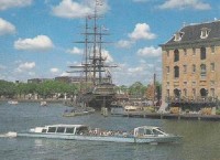 Amsterdam: Dům lodní plavby - impozantní budova a muzeum z r. 1916. Před muzeem kopie staré slavné lodi Amsterdam, která ztroskotala r. 1749 při bouři u jihoafrických břehů.