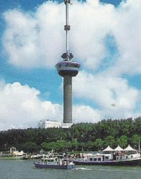 Euromast: Nejvyšší stavba v Nizozemí. Věž vysoká 185 m stojí na 131 pilotech. Ve výšce 100 m je umístěna restaurace Panoráma a suvenýry. Zde nasednete do Space Adventure a za pomocí vibrace, kouře a světelných a zvukových efektů se stimuluje let rake