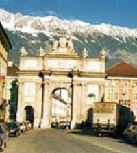 Triumfální brána: Byla postavena r. 1765 k příležitosti svatby Leopolda II. Habsburského a  Marie Ludoviky Španělské.