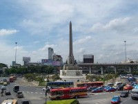 Victory Monument: Důležitá křižovatka Bangkoku. Opodál se kříží linky sky-trainu.