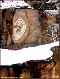 Bretschneiderovo ucho v zimě 1: Kamenné ucho vytesané ve skále zatopeného lomu nedaleko Lipnice nad Sázavou.