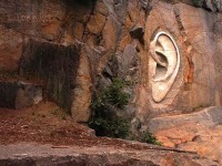 Bretschneiderovo ucho 3: Kamenné ucho vytesané ve skále zatopeného lomu nedaleko Lipnice nad Sázavou.