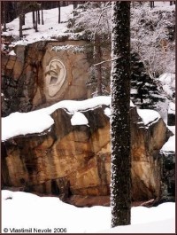 Bretschneiderovo ucho v zimě 2: Kamenné ucho vytesané ve skále zatopeného lomu nedaleko Lipnice nad Sázavou.