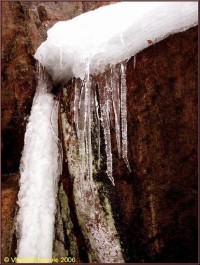 Království ledu 1: Na skále zatopeného lomu nedaleko Lipnice nad Sázavou.